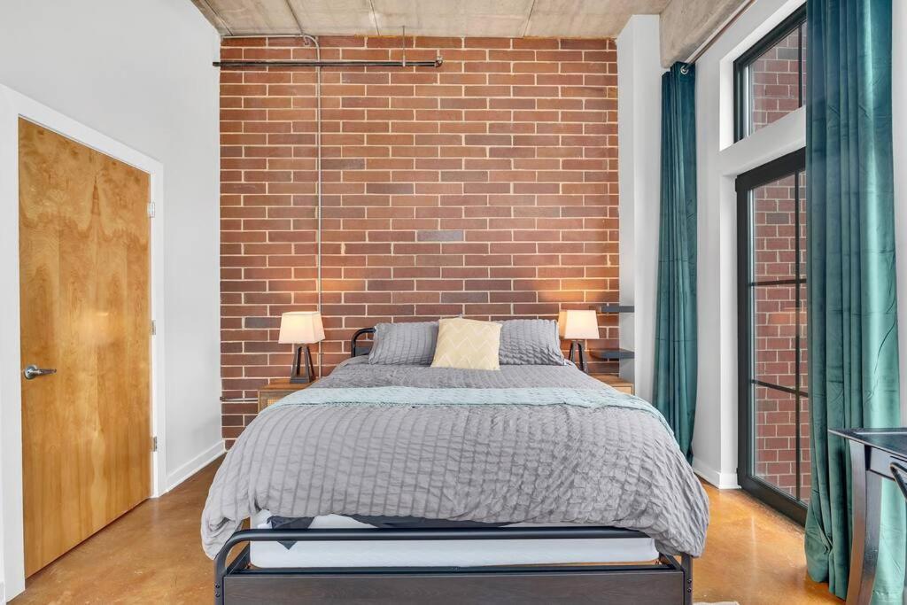 Charming 1br - Full Kitchen - Uptown Living Apartment *